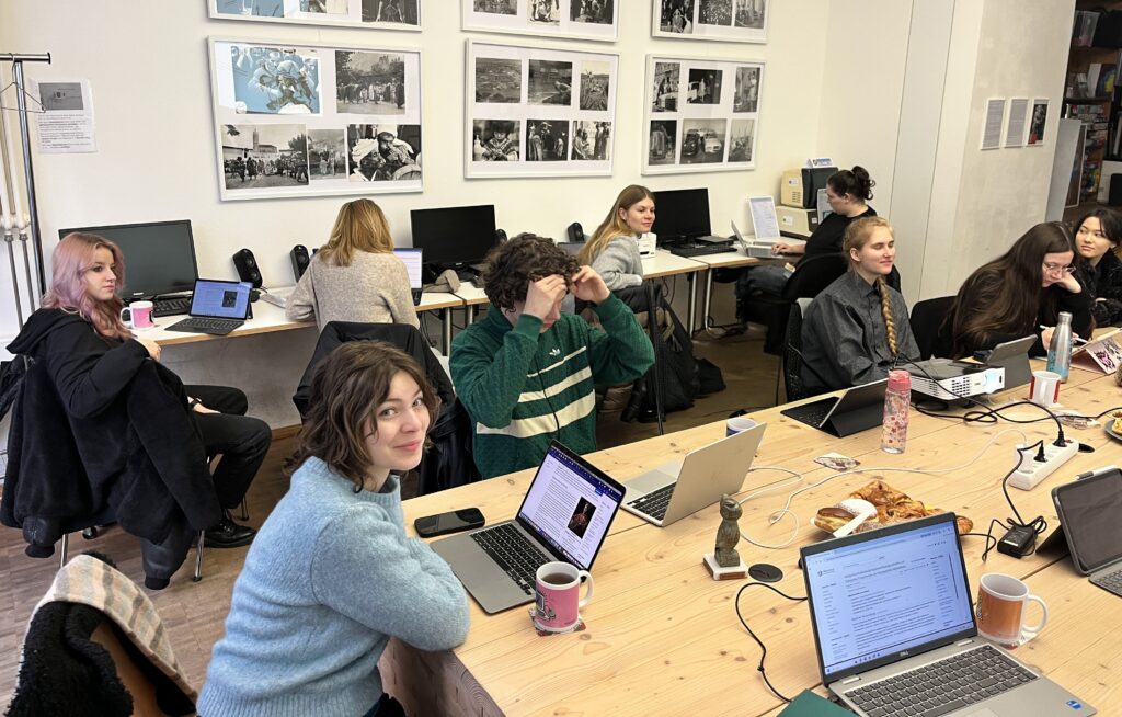 Eine Gruppe von Studierenden in den Räumen von WikiMUC in München.